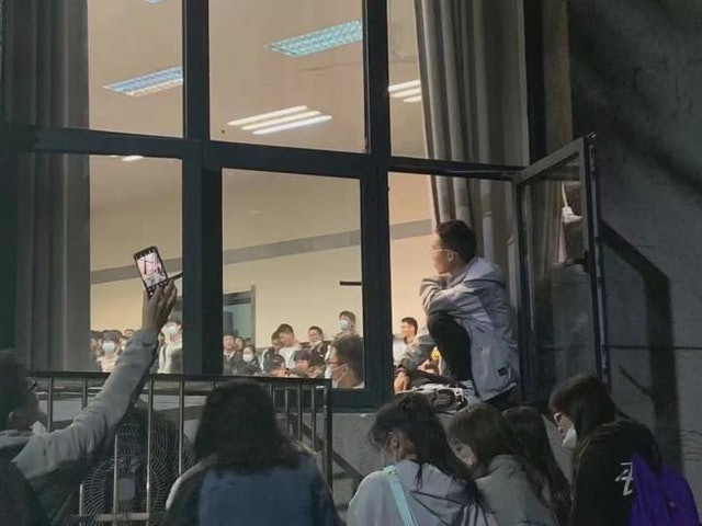 中大学开「恋爱课」人气爆棚 教育部称鼓励高校加强恋爱心理教育