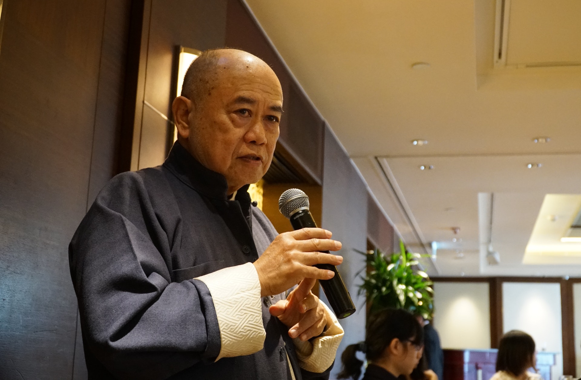 为26岁大马女模庆生 69岁曾志伟热情亲吻掀热议
