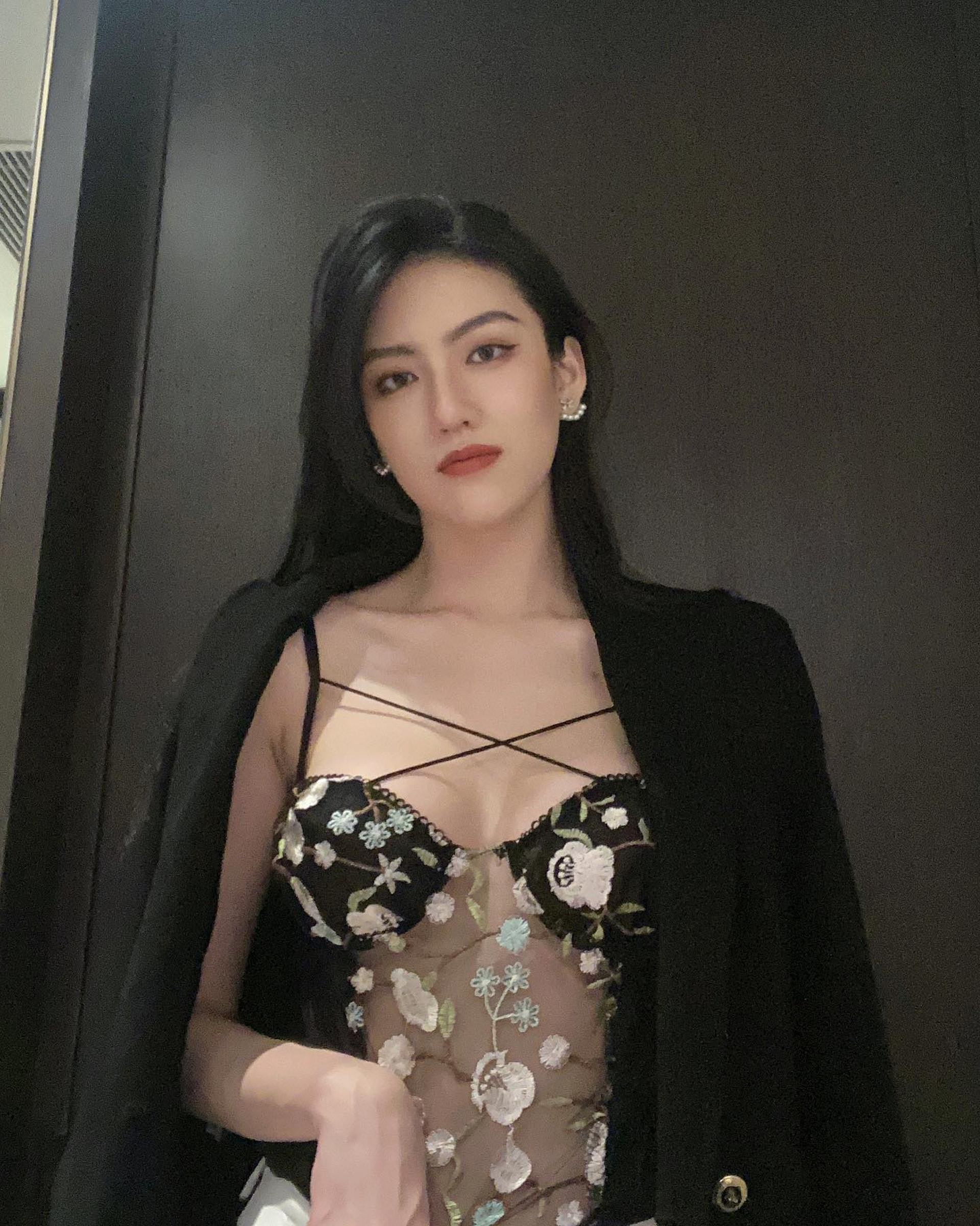 为26岁大马女模庆生 69岁曾志伟热情亲吻掀热议