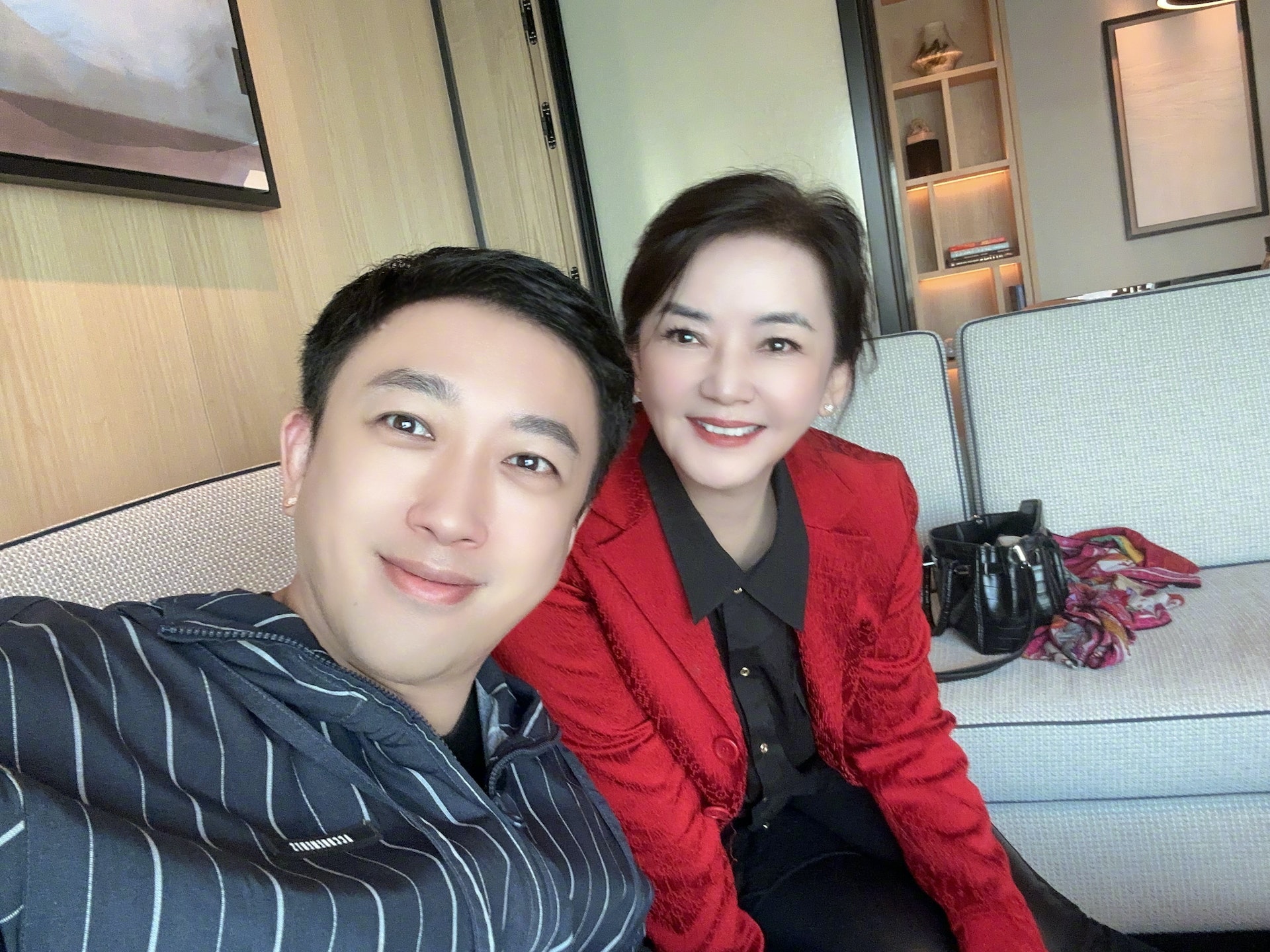 于正晒同框佘诗曼胡慧中 网狂嘲“滤镜开大了”