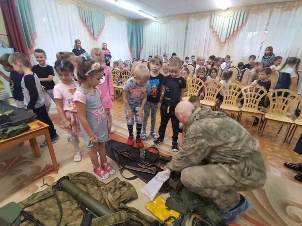 俄罗斯幼稚园“秀出整排军火” 向4岁孩子讲解AK-47、肩射火箭筒