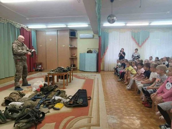 俄罗斯幼稚园“秀出整排军火” 向4岁孩子讲解AK-47、肩射火箭筒