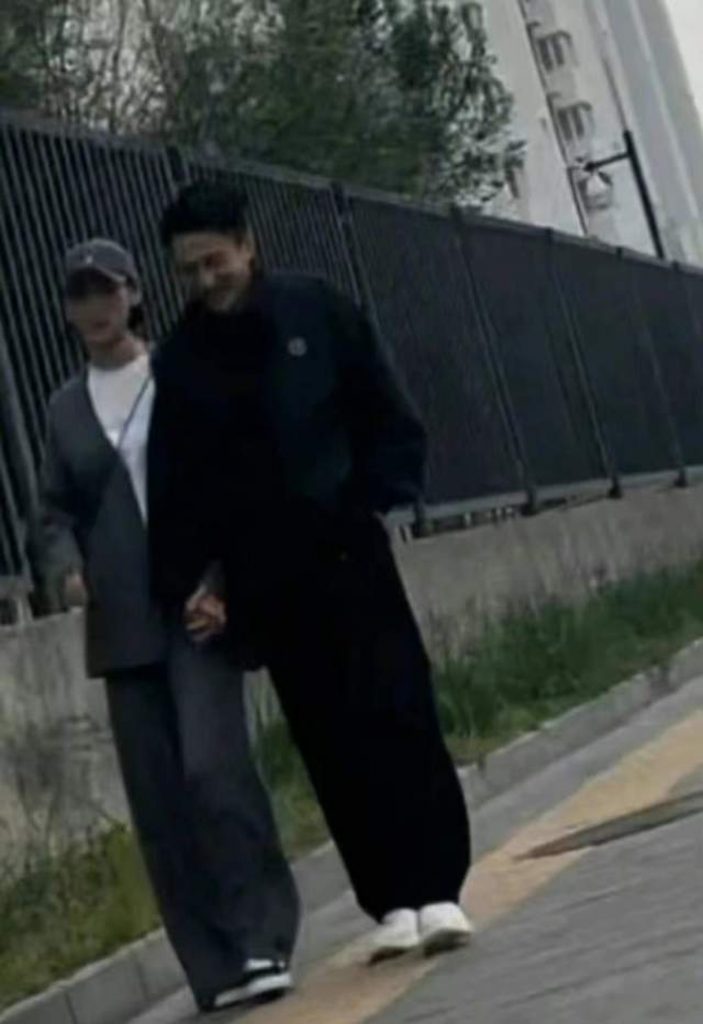 刘恺威牵手小18岁已婚女星 尤靖茹辟谣发自拍:隔离中