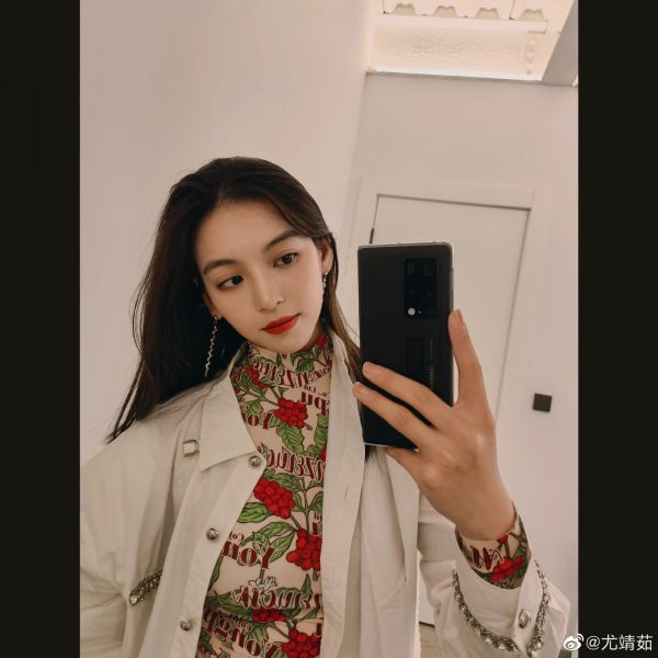 刘恺威牵手小18岁已婚女星 尤靖茹辟谣发自拍:隔离中