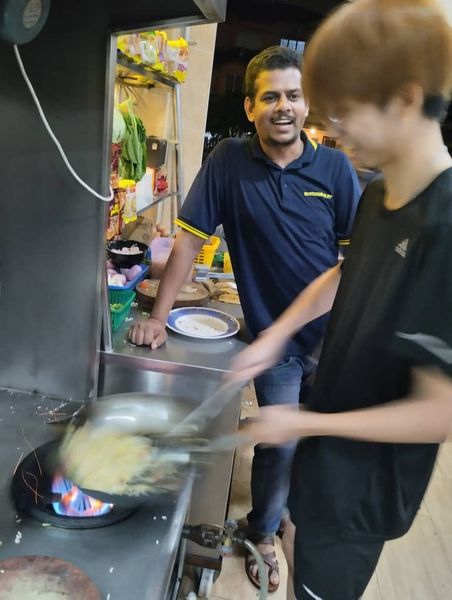 华男嘛嘛档甩锅炒饭 网赞“高手果然在民间”