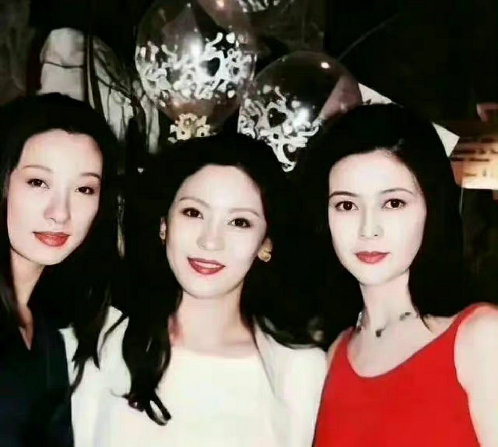 向太同框关之琳站C位 美到认不出