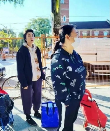 吴卓林街头领免费食物 老婆化浓妆录视频反击
