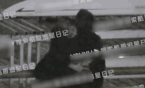周扬青恋小10岁段星星实锤 河边甜蜜接吻拥抱