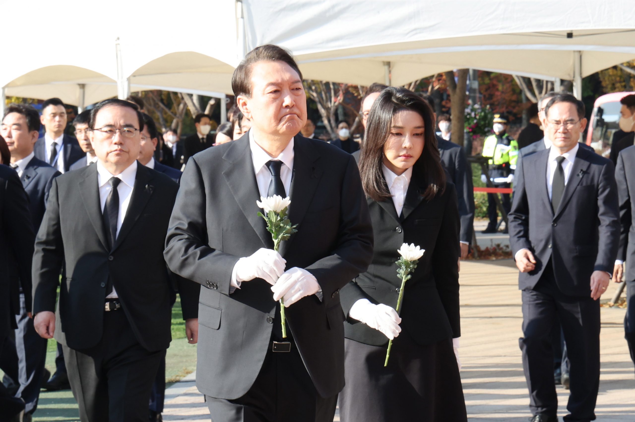 天下事 尹锡悦夫妇献花追悼亡者 最高检察厅调查事件