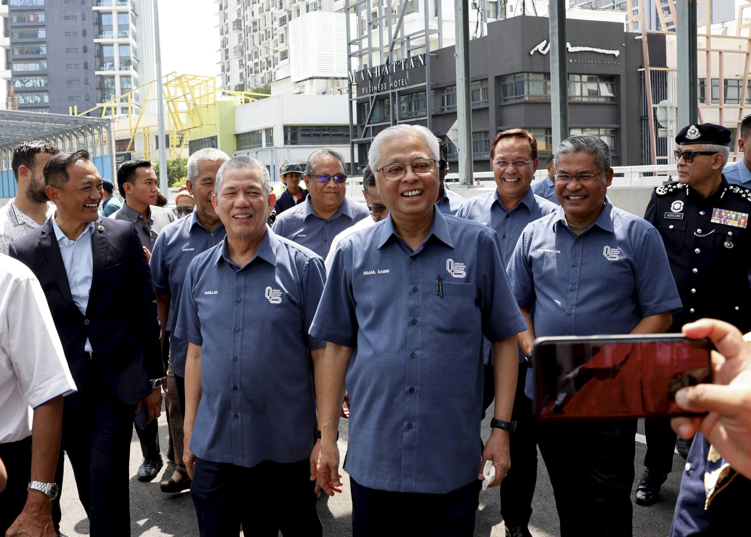 封面副文∕看守首相∕6大道过路费调降