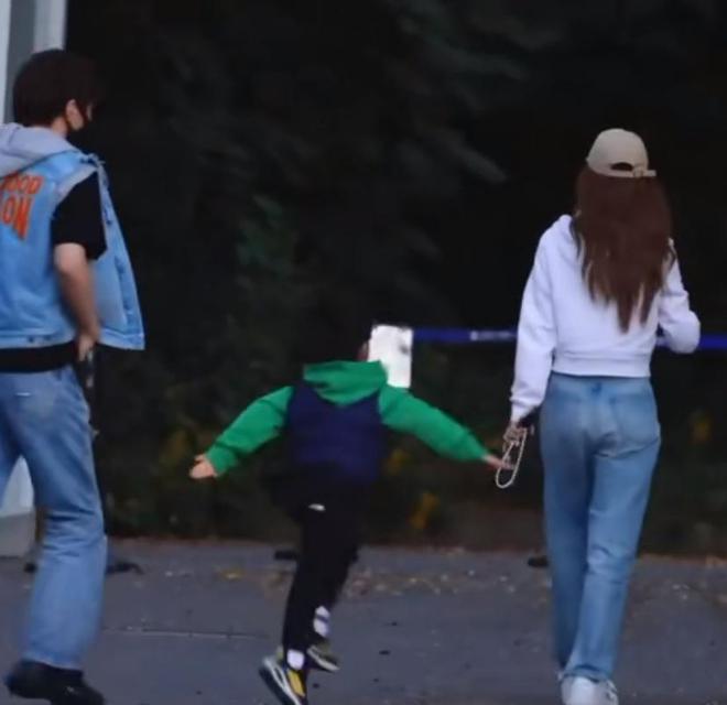 小海绵偕神秘男接机 Baby有新欢?