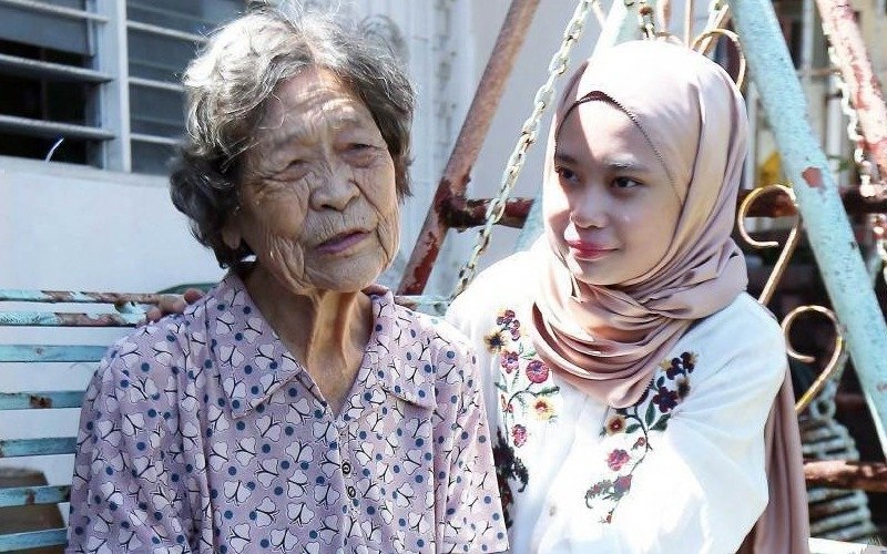 徐荷兰带大马来女婴·元首颁大马一家模范母亲奖!