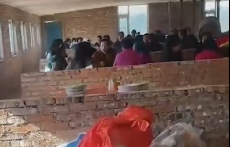拼盘/婚宴办在猪圈里吃 女宾客曝傻眼画面:路人以为是养猪场庆典