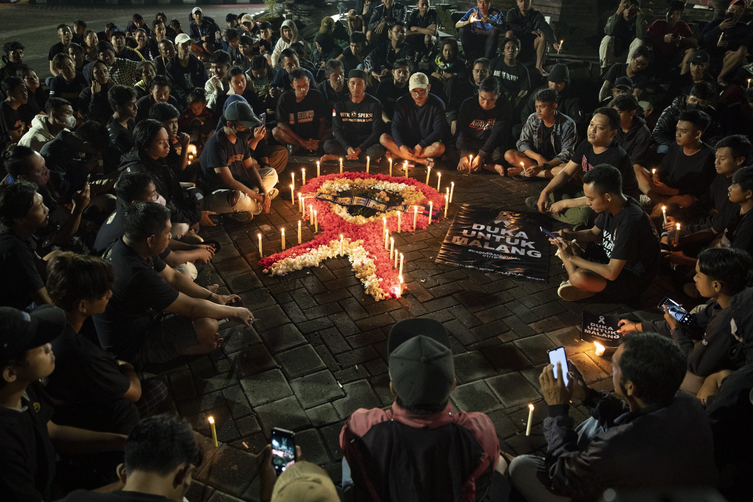 教练抨击印尼警察执法越权 “球迷死在了球员怀里……”