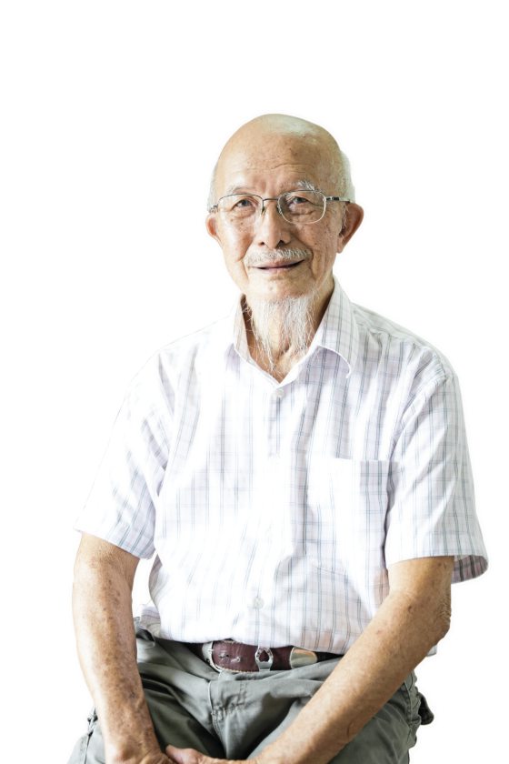 文冬乡土书法家朱广荣/幼年颠簸流离错失上学,推动学习风气圆失学长者“上学梦”