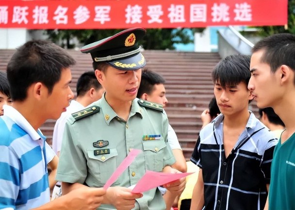 看世界)鼓励大学生参军 甘肃省政府提供1万元人民币奖励