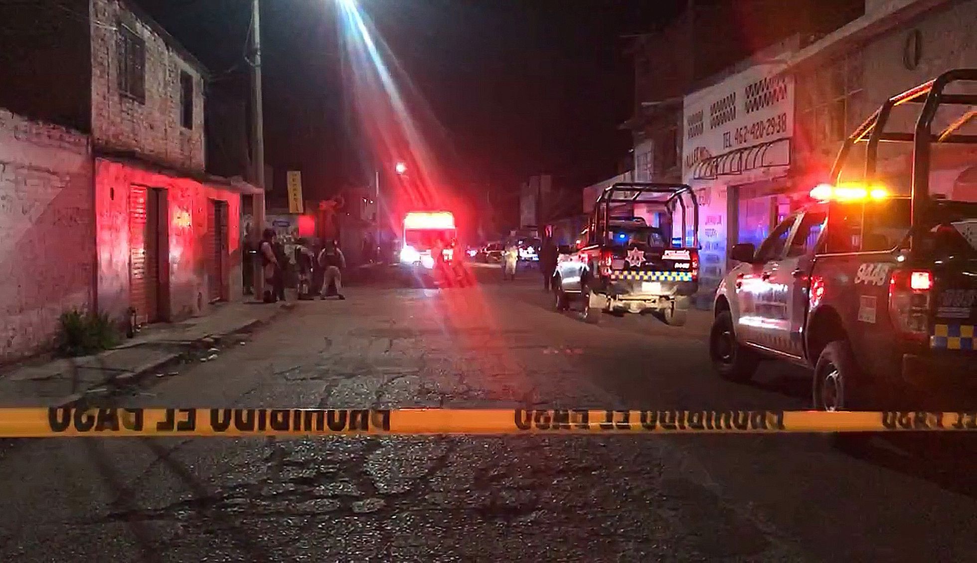 看世界)枪手闯酒吧扫射 12人当场惨死