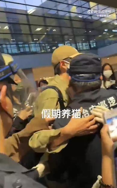 粉丝追星与保安爆冲突 张云龙挺身劝架网狂赞:有担当