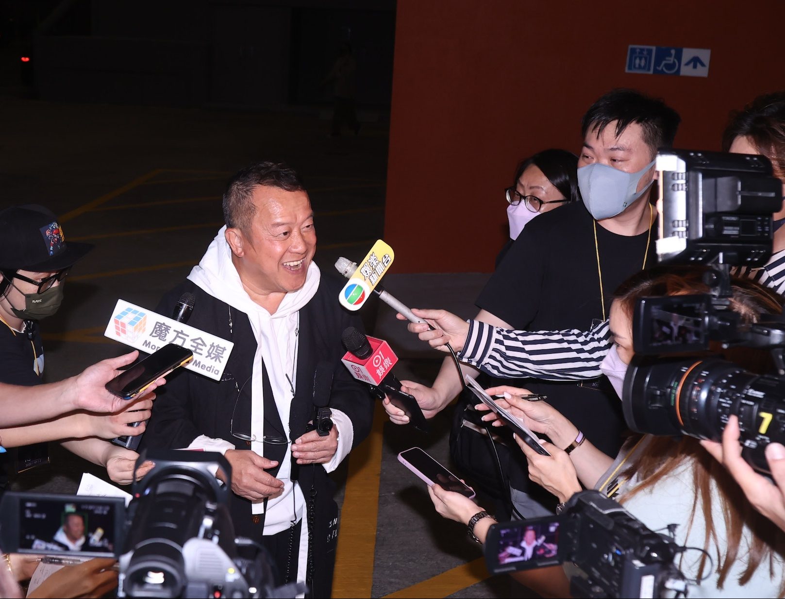被曾志伟“一吻成名” 黎峇菈无损心情游海洋公园