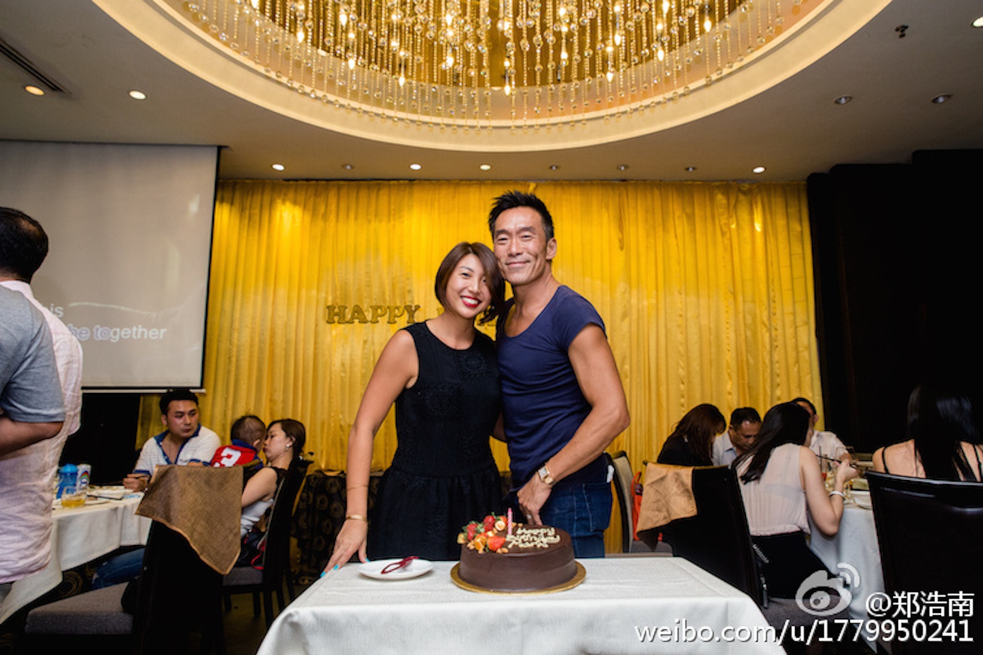 郑浩南婚变后庆生 戴婚戒泪喊“什么都没了”