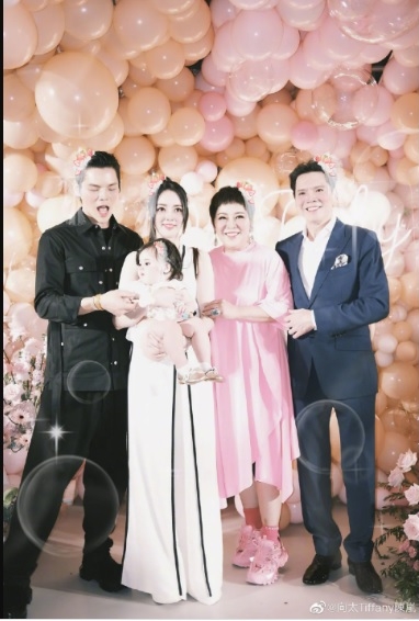 郭碧婷为二胎儿子办百日宴 向佐爆出轨未现身