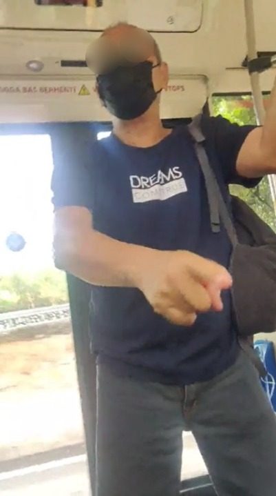 非洲学生巴士上忘了戴口罩·大叔辱骂:黑人,滚回你国家!