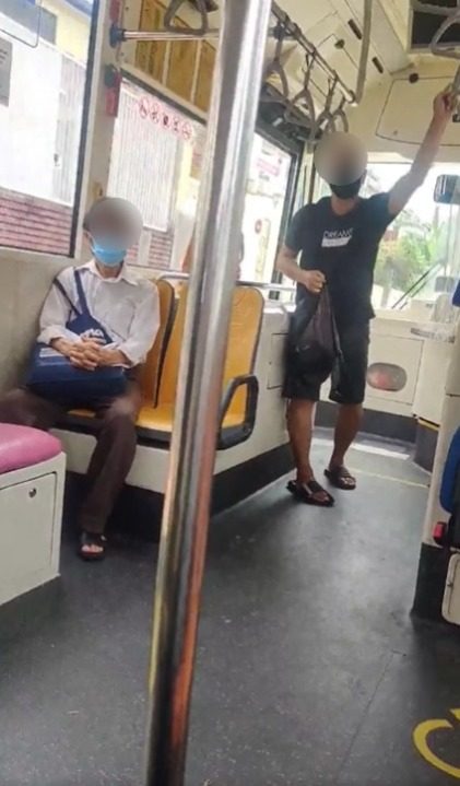 非洲学生巴士上忘了戴口罩·大叔辱骂:黑人,滚回你国家!