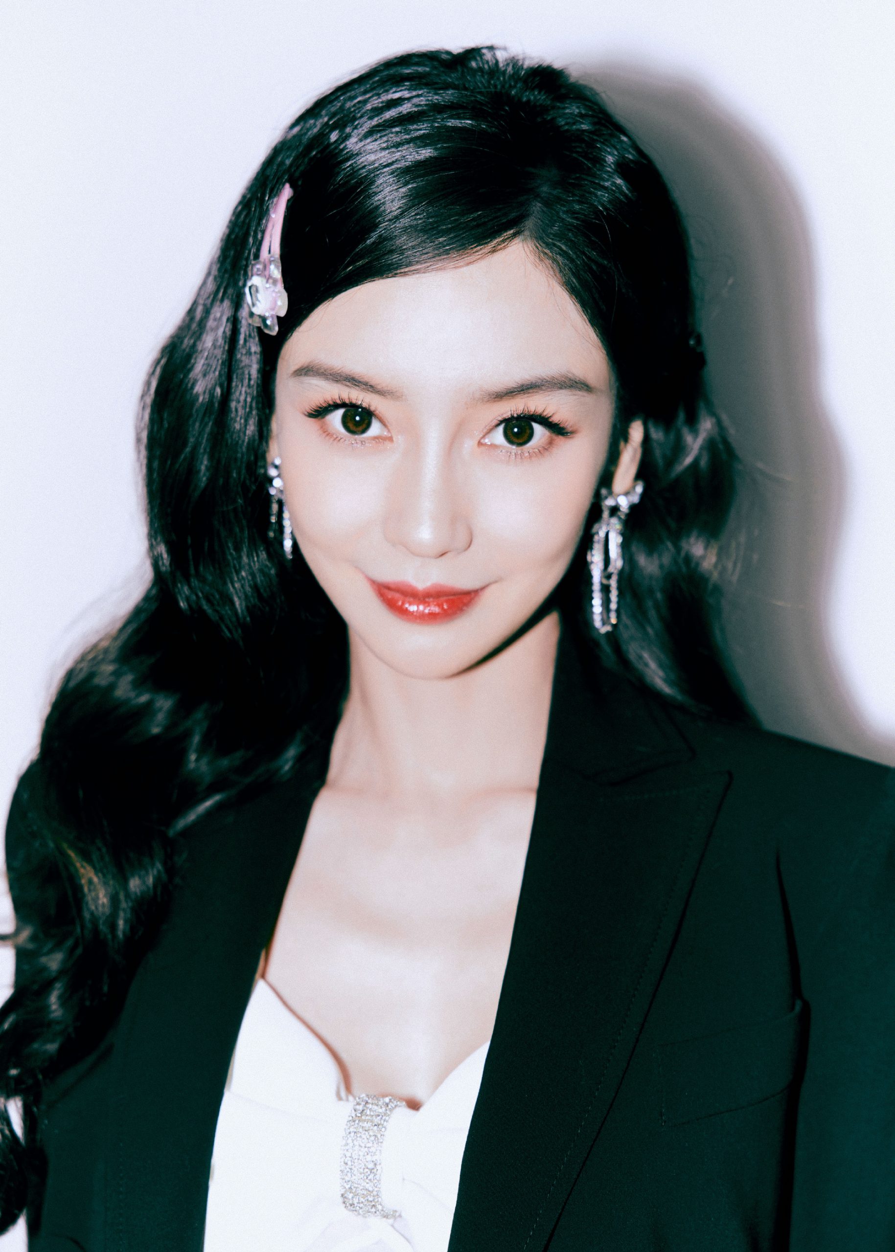 Angelababy整牙前后照被盗用 怒提告获赔逾2万