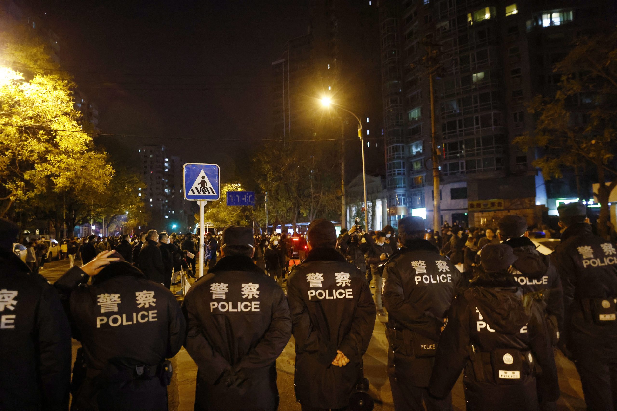 C上海数百市民上街悼念火灾死难者 警方到场赶散