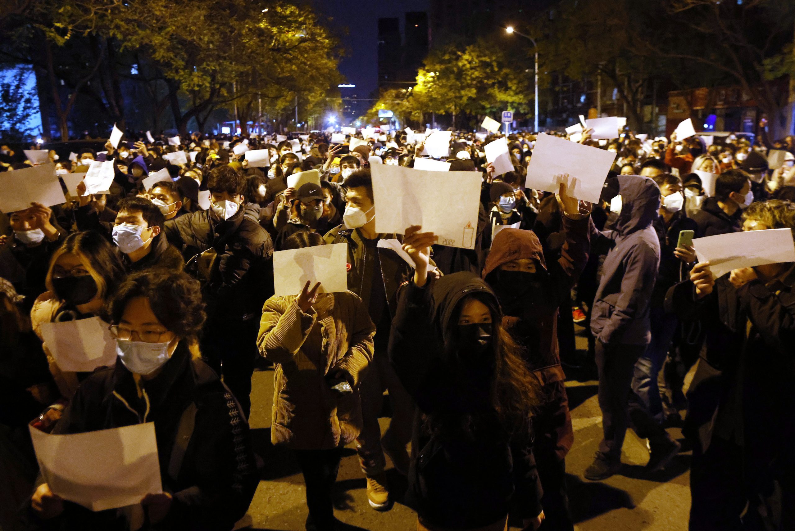 C上海数百市民上街悼念火灾死难者 警方到场赶散