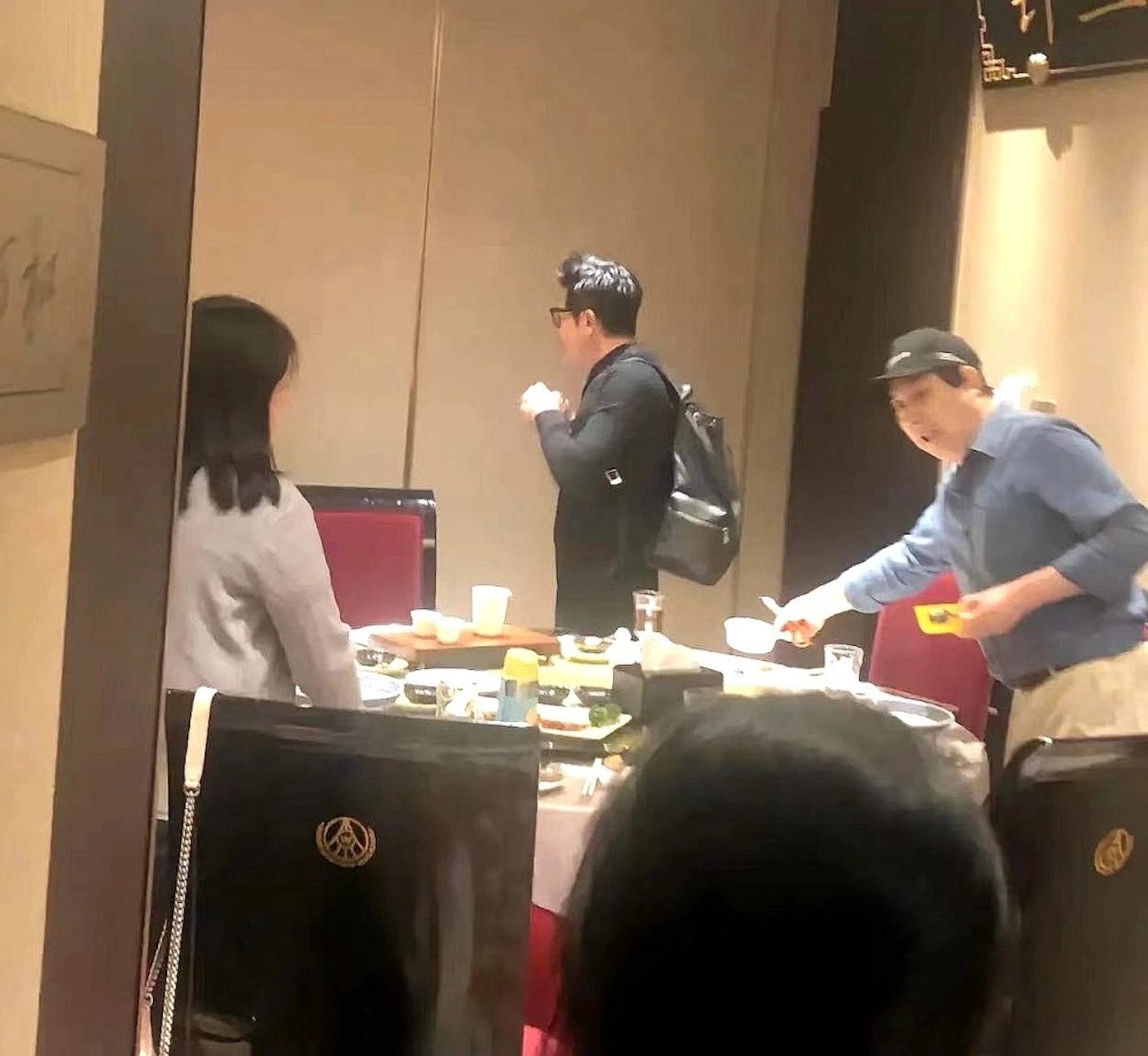 带家人用餐遭偷拍还被酸矮 郭富城怒瞪镜头警告偷拍者