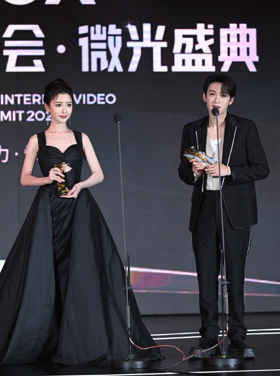 “白纸革命”烧到演艺圈 微博之夜星光冷清被狂吐槽