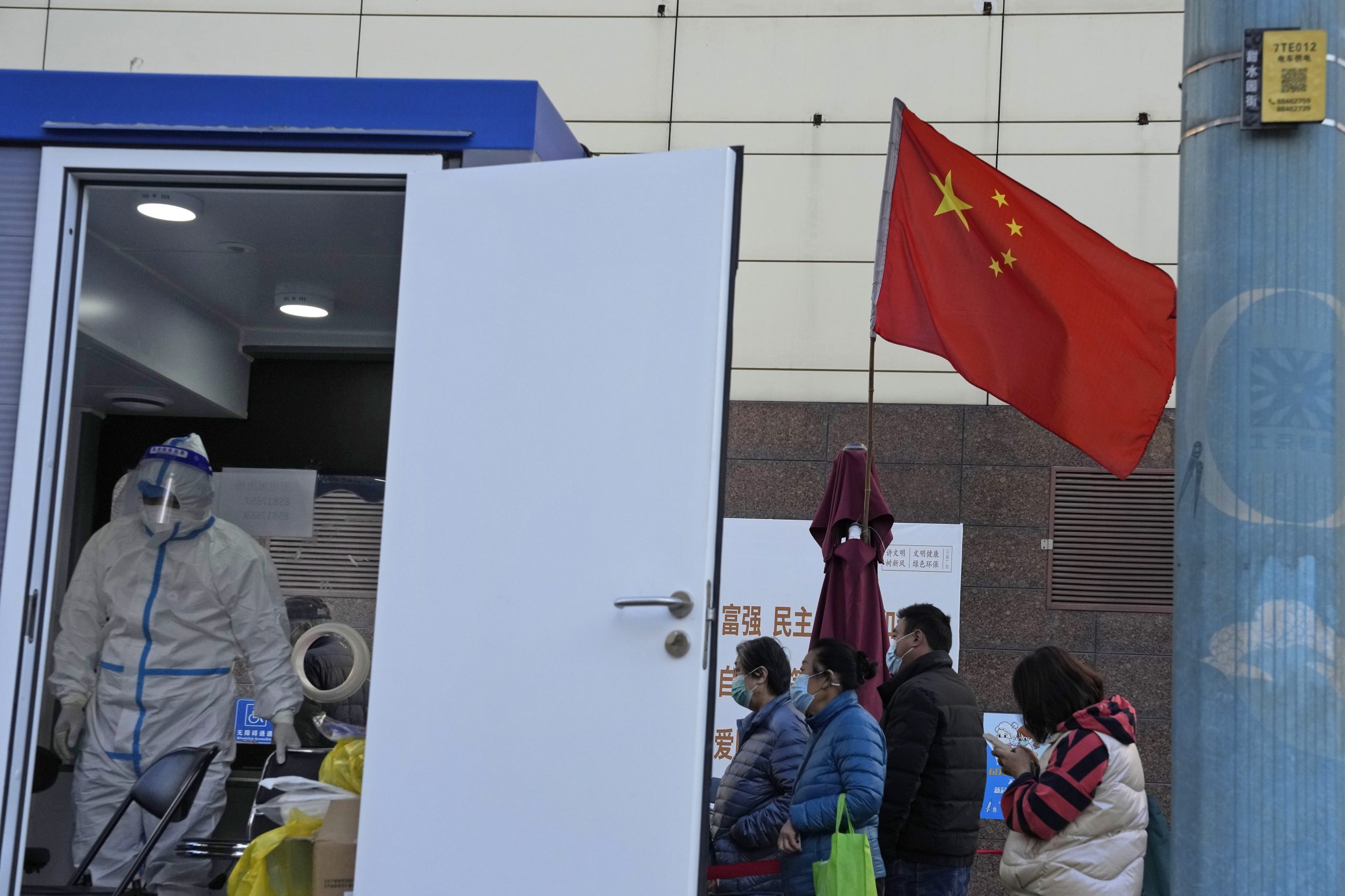 中国新增本土病例7475宗创半年新高 广州海珠区延长管控措施