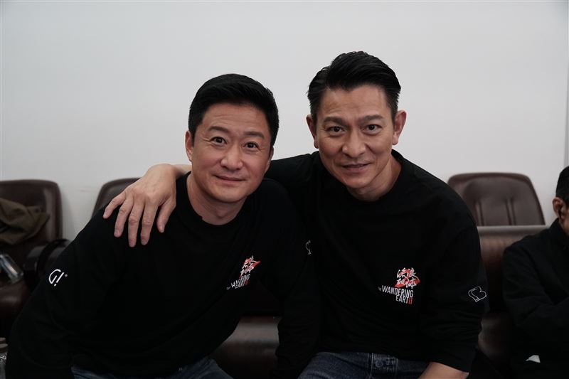 代言中国手机用iPhone拍刘德华 吴京“爱国”人设翻车掀论战