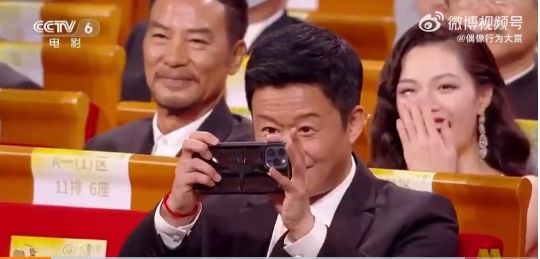 代言中国手机用iPhone拍刘德华 吴京“爱国”人设翻车掀论战
