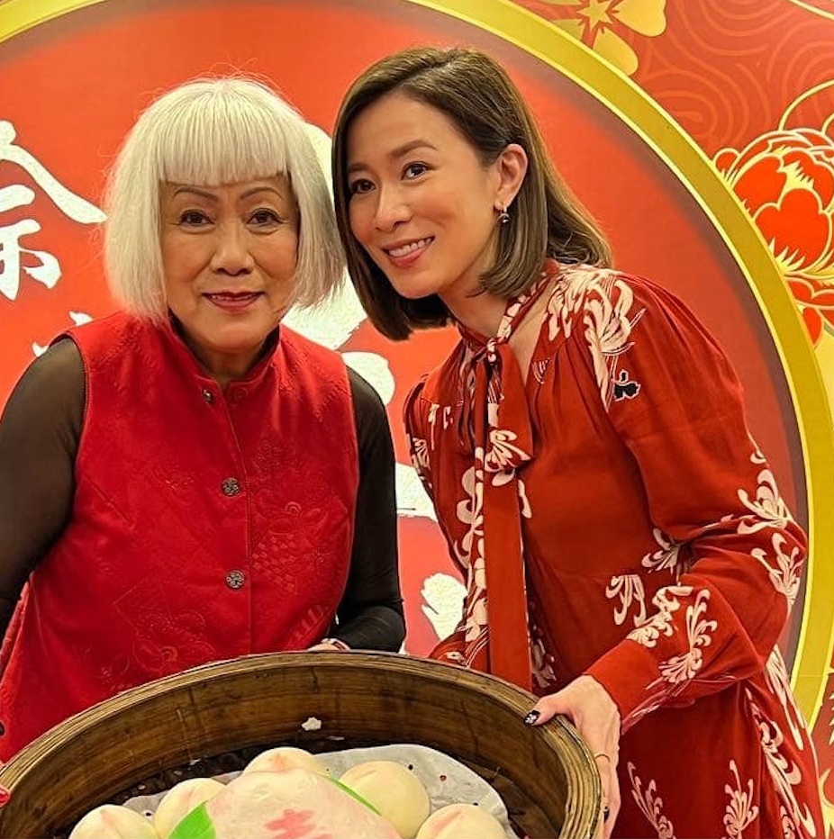 佘诗曼筵开16席为母贺70大寿 早年丧夫独力抚养3儿女
