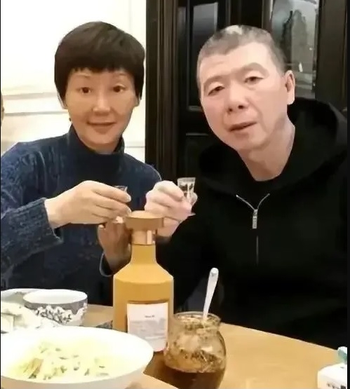 冯小刚被爆移民美国 发文辟谣强调吃不了西餐