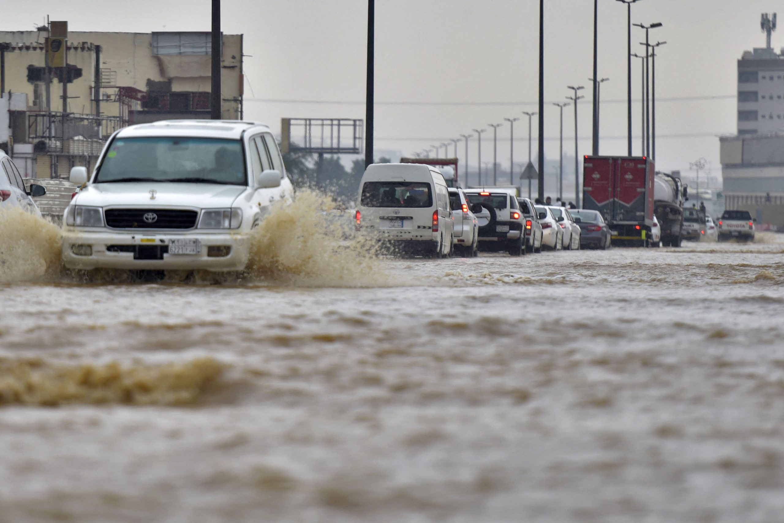 国王“祈雨太成功”变洪水淹城 沙地阿拉伯2死、无数车辆冲毁