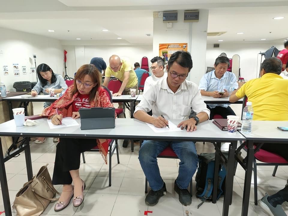 图与文 /行动党议员签署宣誓书支持安华
