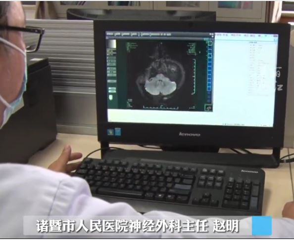 女子去吃面 隔壁桌陌生男子一直盯着她看:原来他在救我的命