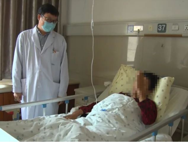 女子去吃面 隔壁桌陌生男子一直盯着她看:原来他在救我的命