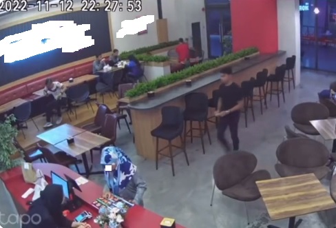 女子顺走扣帐卡盗刷4次 抓包后辩称“不小心用错”