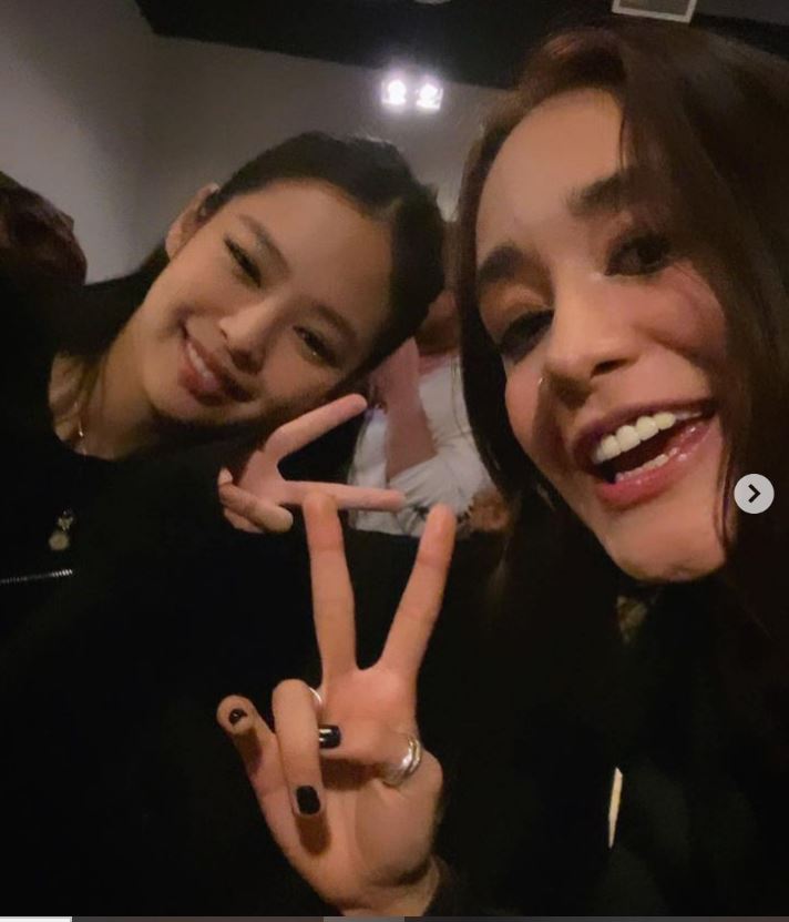 女粉丝把名字文上身 Jennie睁眼摀嘴惊喊:OMG