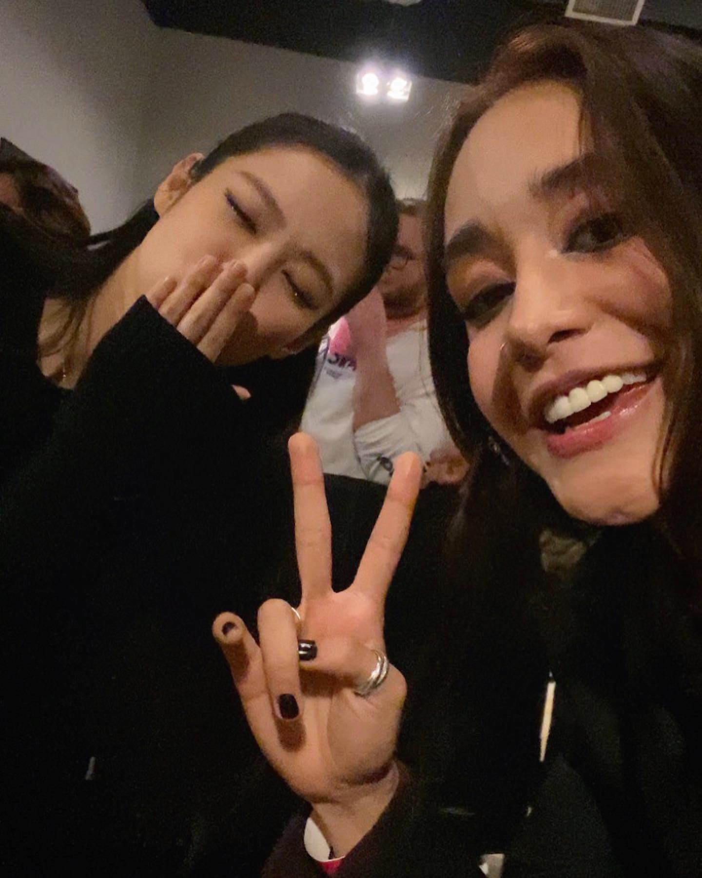女粉丝把名字文上身 Jennie睁眼摀嘴惊喊:OMG