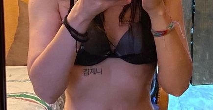 女粉丝把名字文上身 Jennie睁眼摀嘴惊喊:OMG