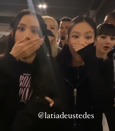 女粉丝把名字文上身 Jennie睁眼摀嘴惊喊:OMG