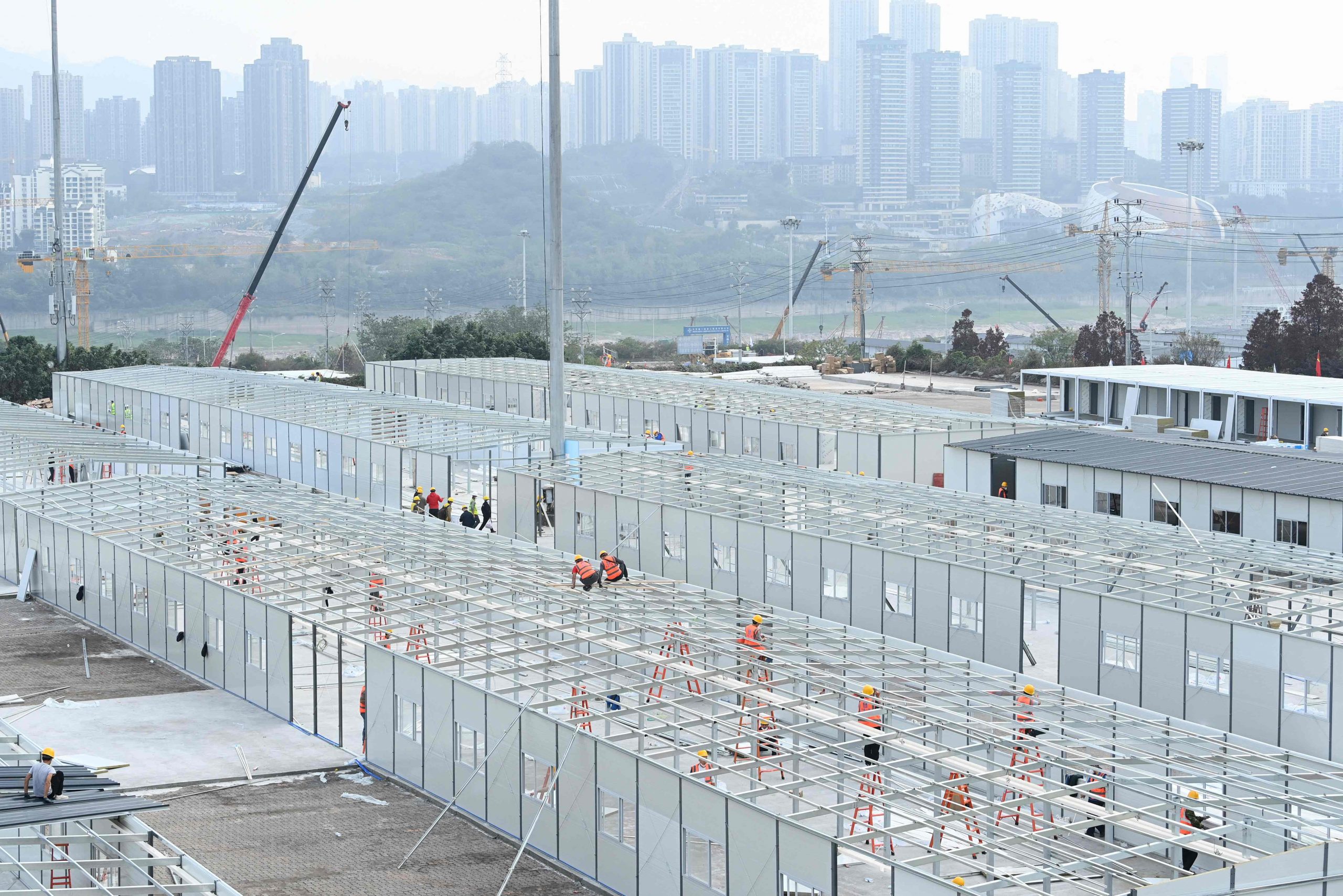 广东多地抢建方舱 惠来县下令迁坟征地