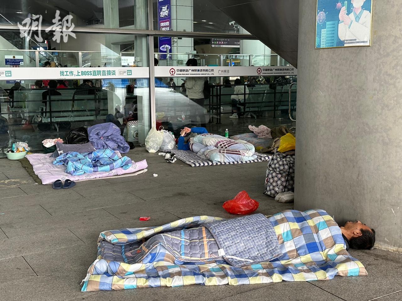 广州南站现返乡人潮 部分人未符防疫要求滞留车站
