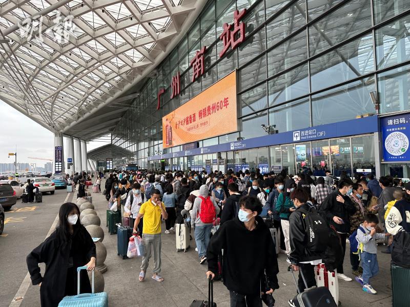 广州南站现返乡人潮 部分人未符防疫要求滞留车站