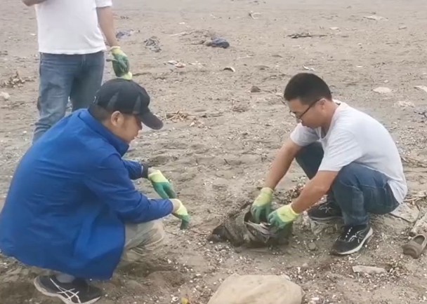 拼盘/清理长江垃圾发现失物 12年前手袋终物归原主